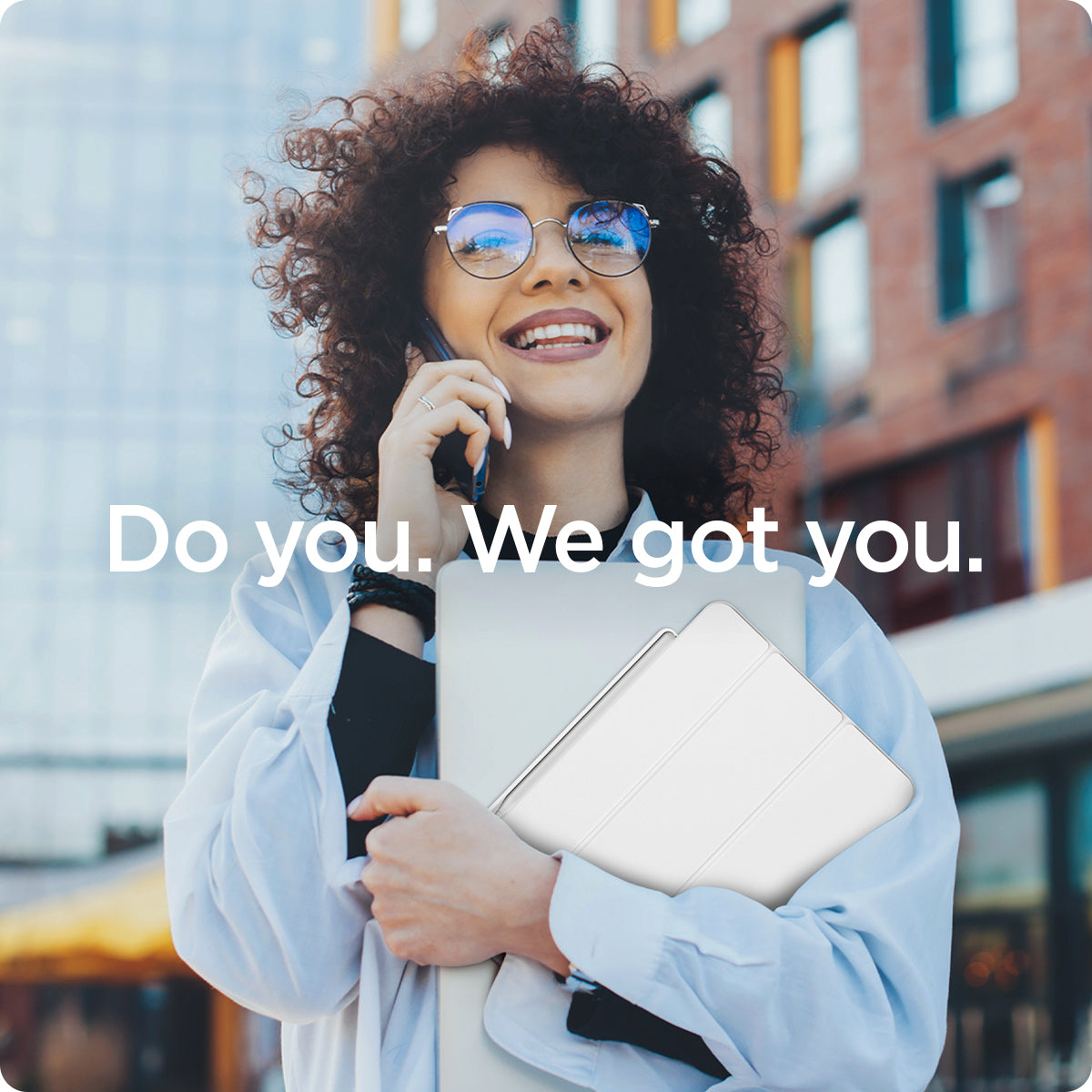APP06266 - Apple Pencil Holder DA20 in White showing the woman holding a device on both hands while wearing the tab case with pencil holder