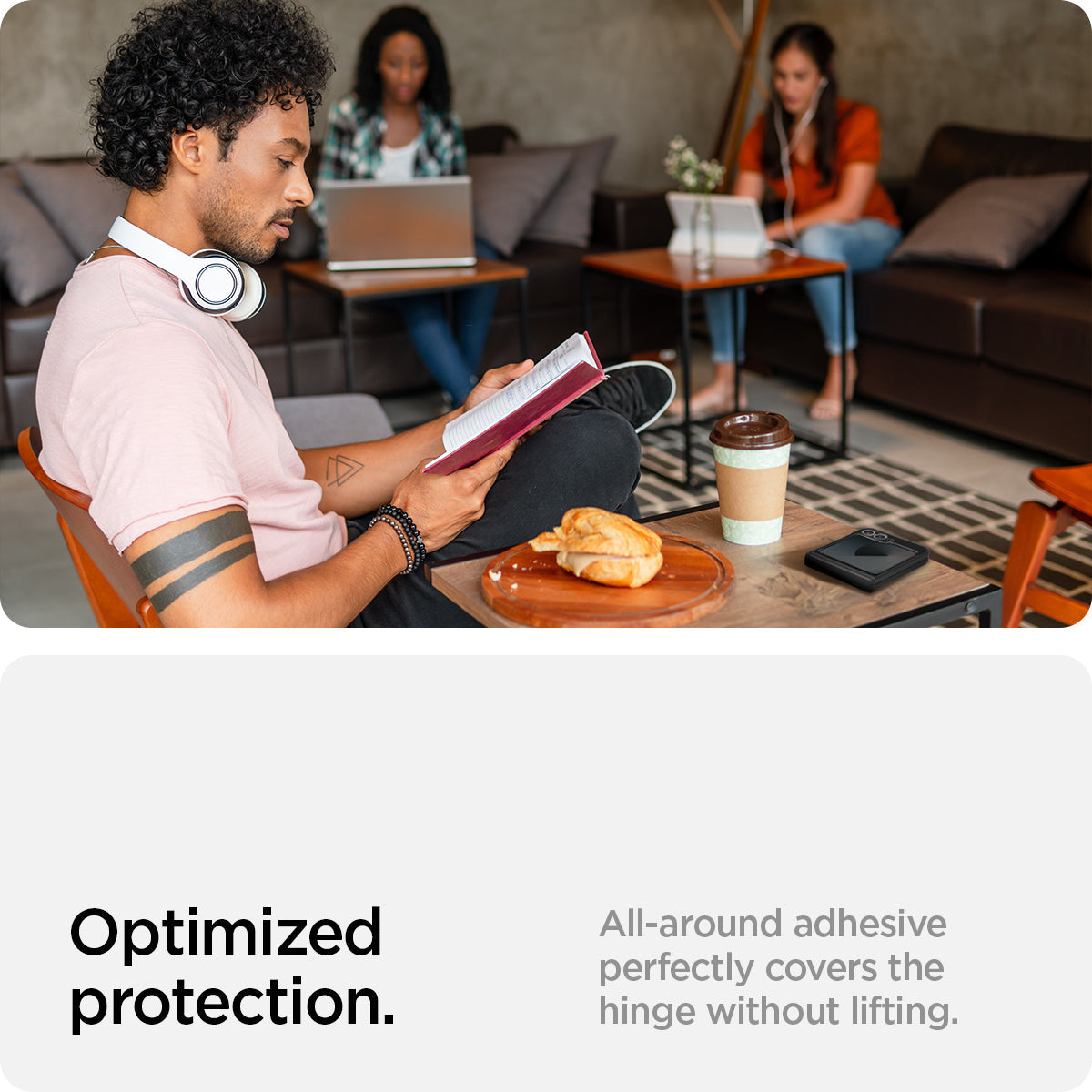 AGL07972 - Galaxy Z Flip 7 FE GLAS.tR EZ Fit showing optimized protection. All around adhesive perfecti=ly covers the hinge without lifting.