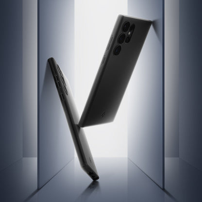 ACS07281 - Galaxy S24 Ultra Case Thin Fit in Black showing shine back and camera.
