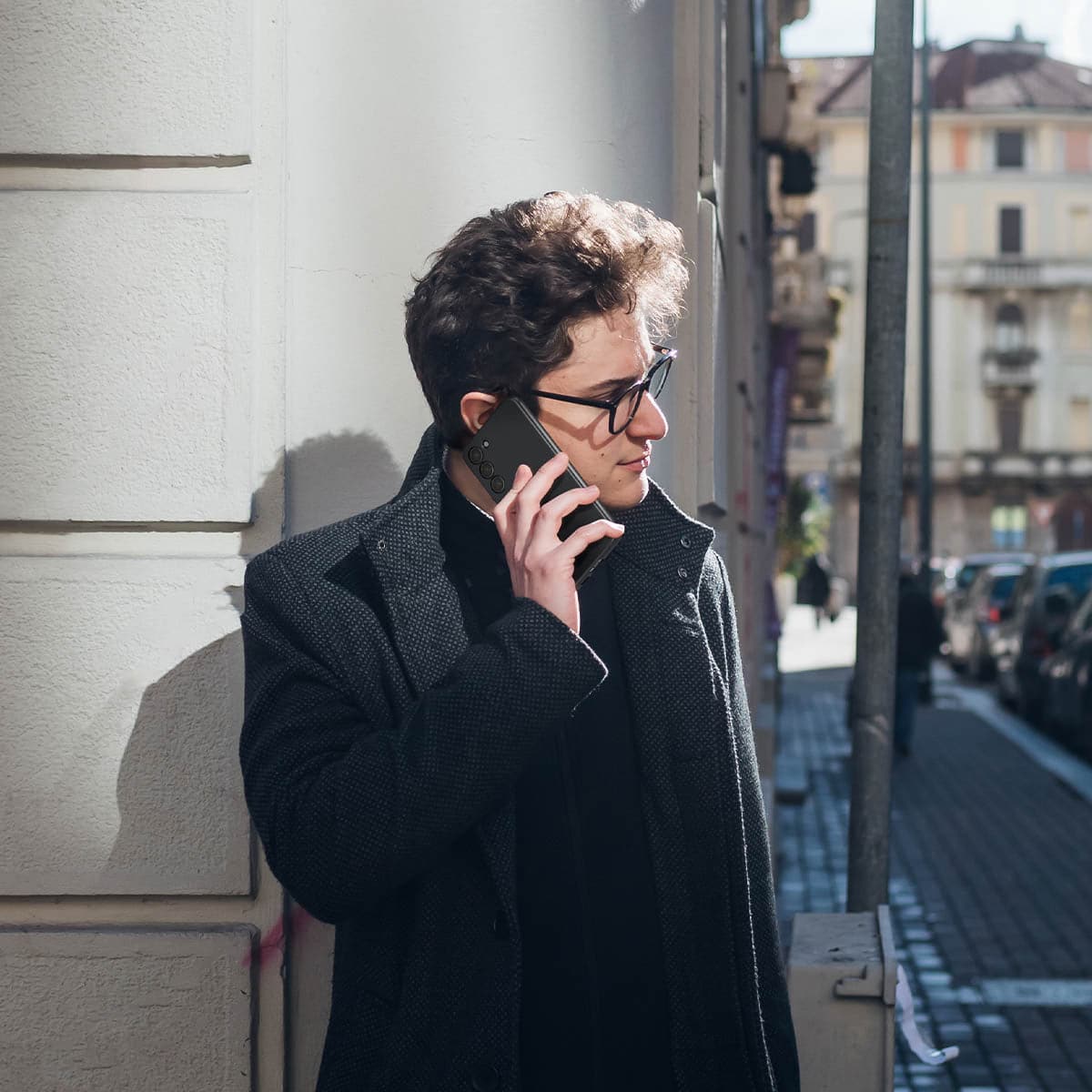 ACS05707 - Galaxy S23 Case Thin Fit in black showing a man outside talking on the phone in hand
